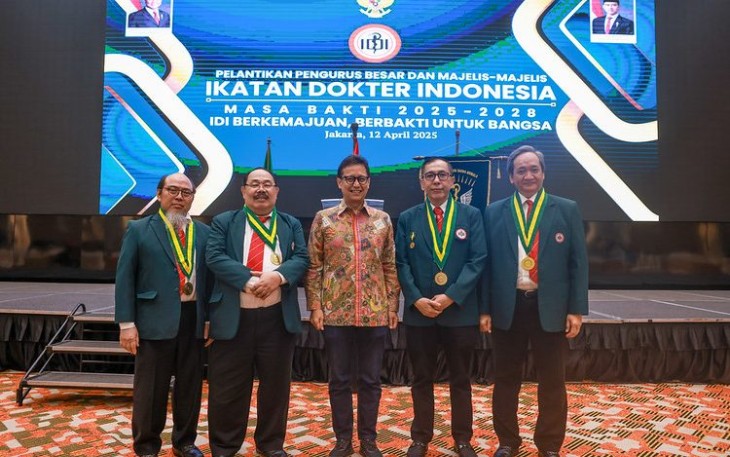 Menteri Kesehatan (Menkes), Budi Gunadi Sadikin, menghadiri pelantikan Pengurus Besar Ikatan Dokter Indonesia (IDI) yang berlangsung pada Sabtu (12/4)