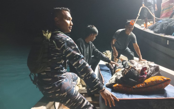TNI AL Bantu Evakuasi ABK KM Arafah Baru 01 yang Alami Kecelakaan Kerja di Perairan Simeulue Cut