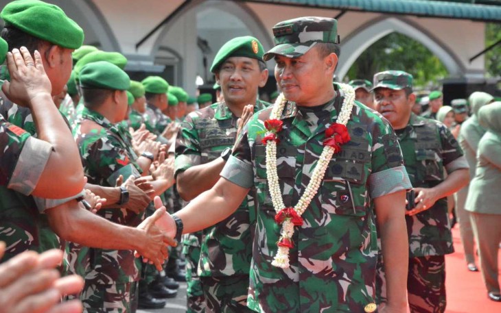 Pangdam I/BB Mayjen TNI Rio Firdianto menyalami prajuritnya saat kunjungan perdana di Korem 023/KS, Selasa (22/4)