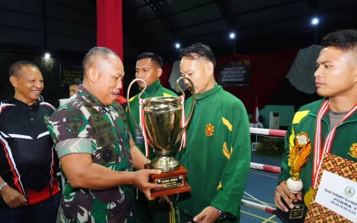 Pangdivif 2 Kostrad Mayjen TNI Susilo menyerahkan piala juara kepada prajurit Yonbekang 2 Kostrad, Minggu (20/4)