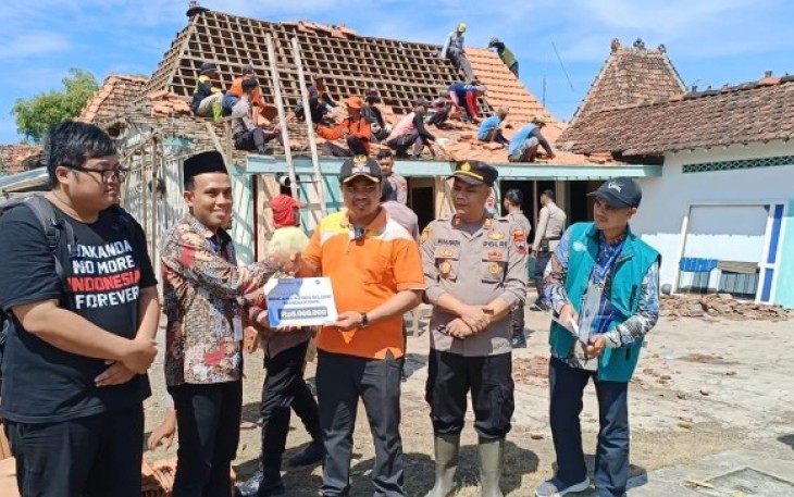 Penyerahan bantuan korban bencana
