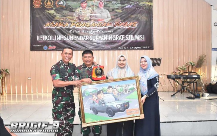Danbrigif 9 Kostrad Kolonel Inf Dr. La Ode Muhammad Nurdin memberikan cenderamata 