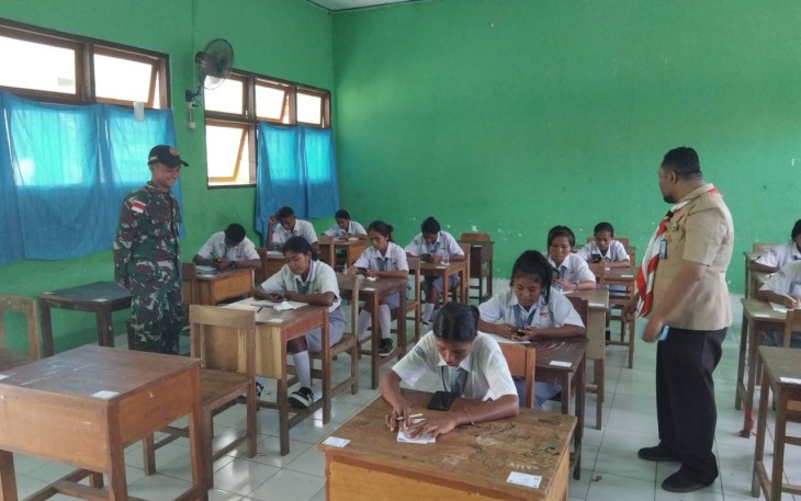 Satgas Pamtas RI-RDTL Kawal Pelaksanaan Ujian di SMA Negeri 1 Amfoang
