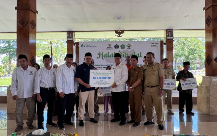 Simbolisasi Penyerahan Santunan JKM bagi Pekerja Rentan, Selasa 29 April 2025. (Foto : Ist.)