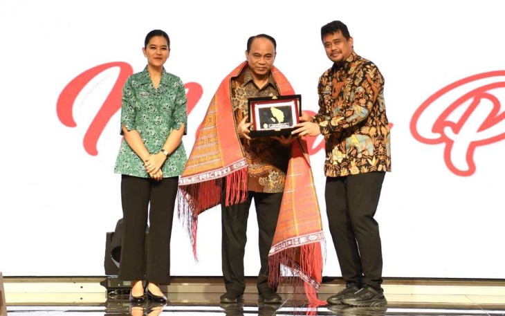 Menkop Budi Arie Setiadi menerima cenderamata Gubernur Sumut Bobby Nasution, Rabu (30/4)