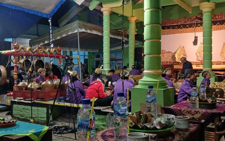 Pagelaran wayang kulit di wilayah desa binaan 