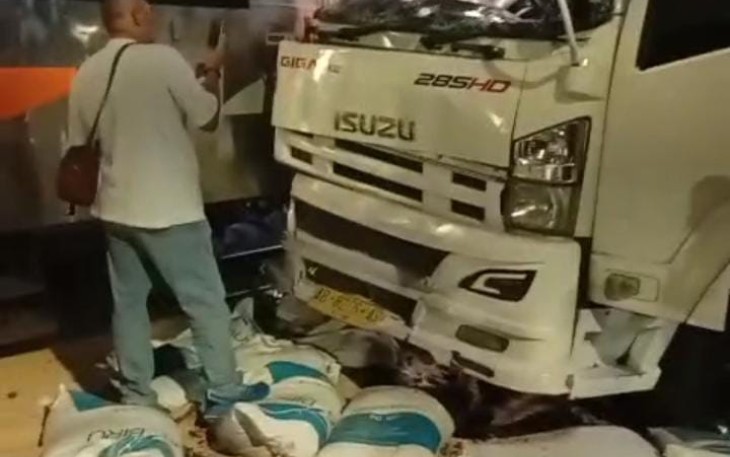 Lakalantas truk dengan kereta api di Kaligawe Semarang, Kamis (8/5)