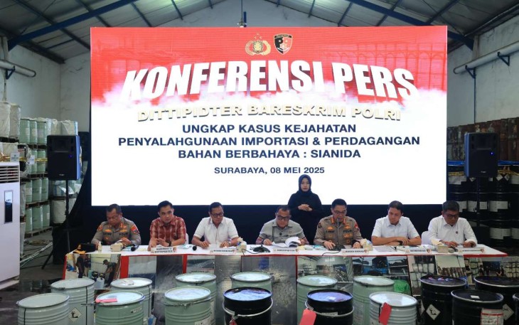 Kabid Humas Polda Jatim Kombes Pol Jules Abraham Abast saat memberikan keterangan pers di Surabaya, Kamis (8/5)