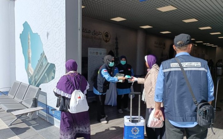 Bagikan masker dan oralit untuk jemaah haji