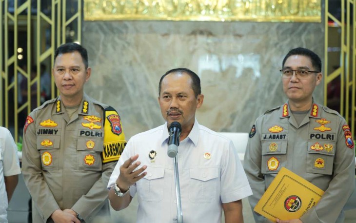 Deputi Kemenko Polhukam Marsda TNI Eko Dono Indarto saat memberikan keterangan pers di Mapolda Jatim, Sabtu (10/5)