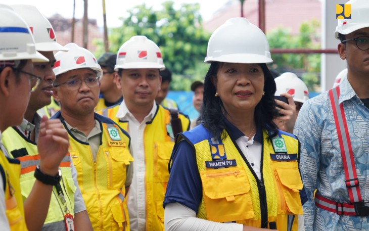 Wakil Menteri Pekerjaan Umum Diana Kusumastuti meninjau  pembangunan/rehabilitasi Pasar Terban di Kota Yogyakarta, Sabtu (10/5/2025)