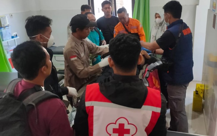 Jasad Riky Gumilar (41), pendaki asal Tangerang yang meninggal pos 3 Gunung Lawu saat tiba di RSUD Karanganyar, Minggu (11/5/2025)