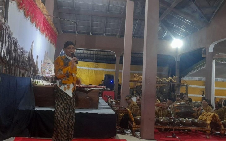 Pagelaran wayang kulit di wilayah desa binaan 