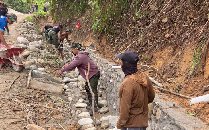 Pengerjaan sasaran fisik drainase 200 meter di desa Pincara
