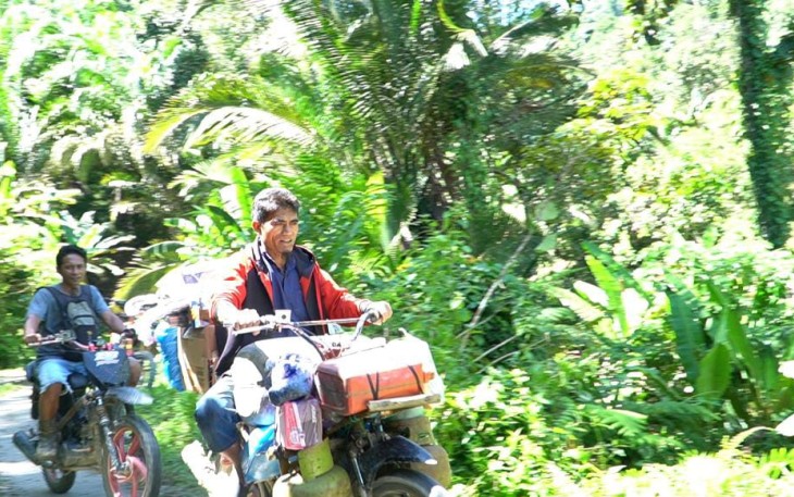 Yan Ifan tukang ojek Rampi di Kabupaten Luwu Utara 
