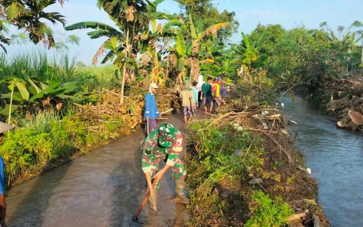 Kerja bakti bersama warga desa binaan 