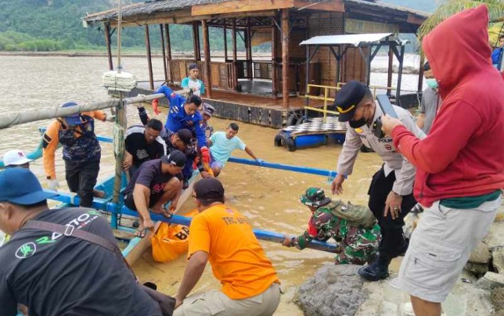 Evakuasi korban tenggelam di pantai Pancer Door Pacitan