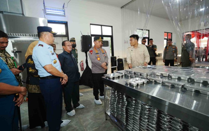 Kapolri Jenderal Listyo Sigit Prabowo meninjau SPPG Polda Sulsel, Kamis (15/5)