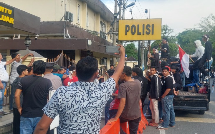 Keluarga Korban Pembunuhan Gelar Orasi di Depan Mapolrestabes Medan.