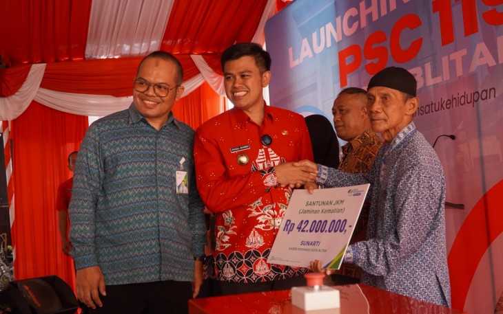 Walikota Blitar Syauqul Muhibbin Serahkan Manfaat Program dari BPJamsostek Blitar ke Penerima Manfaat