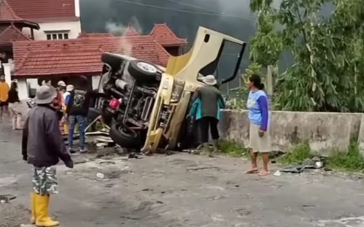 Minibus Isuzu Elf S 7338 AA terguling usai menabrak tembok jembatan Banaran, di Desa Gondosuli, Kecamatan Tawangmangu, Karanganyar, Sabtu (17/5/2025)