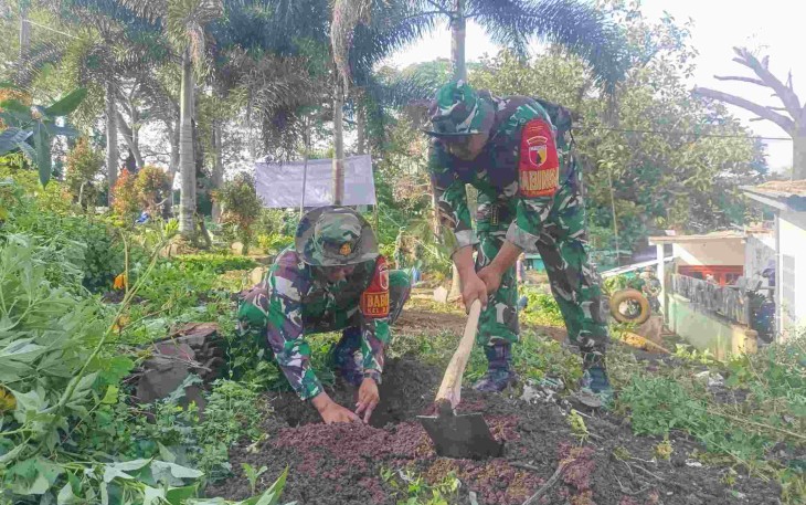 Tanam bibit pohon di kampung Keramat 