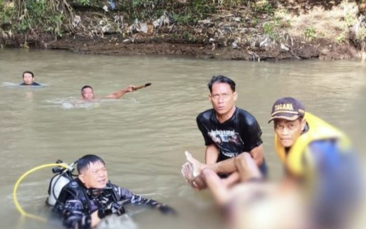 Evakuasi korban tenggelam di sungai Cimanis Cirebon 
