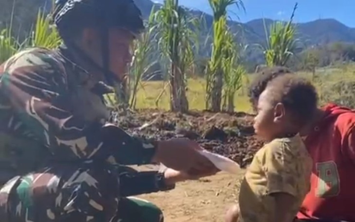 Satgas Yonif 700/Wyc bersama mama Papua