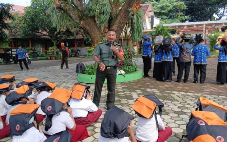 Babinsa Gadang, Peltu Sugianto saat memberikan edukasi siaga bencana, Rabu (21/5)