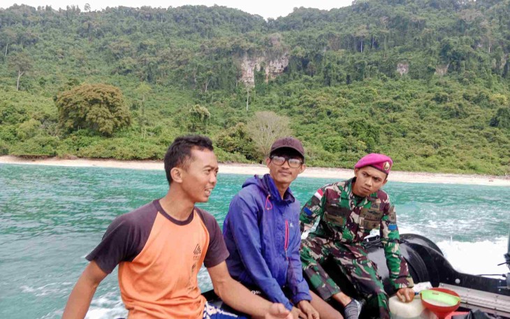 Evakuasi ABK terdampar di pulau Nusa Barung 