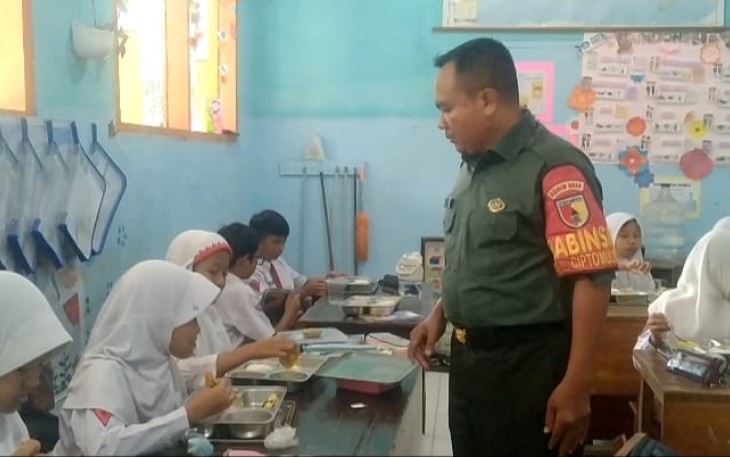 Sertu Wakidun Babinsa Ciptomulyo saat pendampingan makan bergizi gratis 