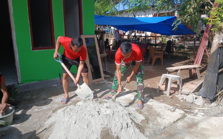Satgas TMMD Ke-124 Kodim 0408/BS  dan Warga Maksimalkan Pemasangan Keramik dan Plester di RTLH