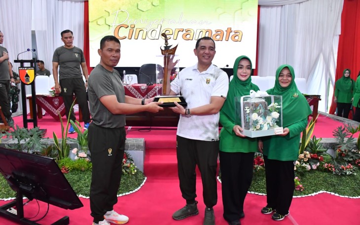 Dandim 0802/Ponorogo Letkol Inf Dwi Soerjono memberikan cenderamata 
