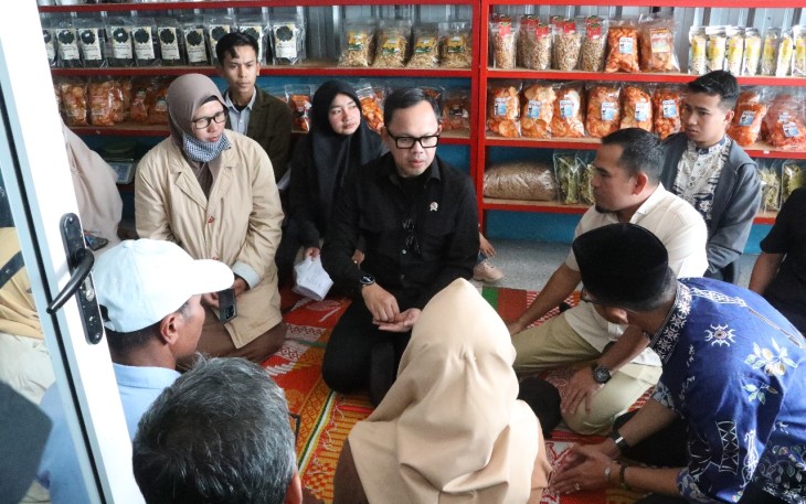 Wamendagri Bima Apresiasi Sentra Pengolahan Bawang Goreng Kabupaten Solok yang Akan Bermitra dengan Kopdes