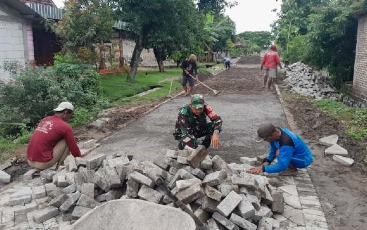 Pemasangan paving blok bersama warga binaan 
