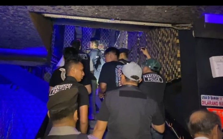 Tim Gabungan Polrestabes Medan Ketika Laksanakan Razia di Lokasi Hiburan Malam.