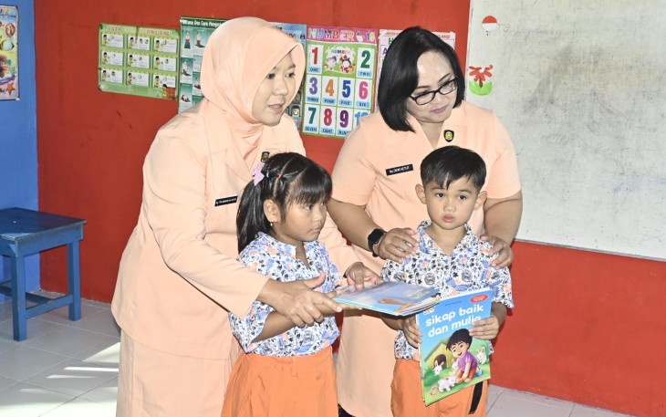 Yasarini Lanud RSA Natuna Tebar Buku
