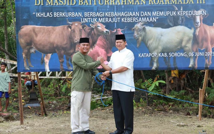 Pangkoarmada III Laksda TNI Hersan menyerahkan hewan qurban 
