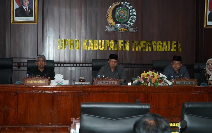 Sekretaris Daerah Kabupaten Trenggalek, Edy Soepriyanto, saat mewakili Bupati Trenggalek, hadiri sidang paripurna di DPRD Kabupaten Trenggalek