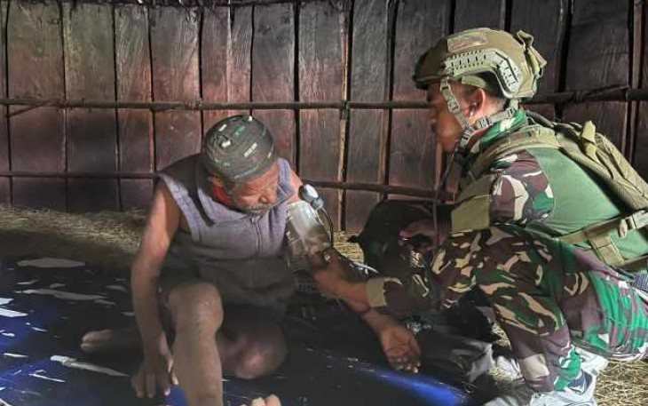 Pengobatan gratis satgas Yonif 700/Wyc