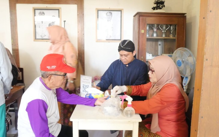 Sejumlah Pengunjung Stand RSUD Mardi Waluyo Kota Blitar Periksa Kesehatan Gratis di Event Bazar Blitar Djadoel Tahun 2025