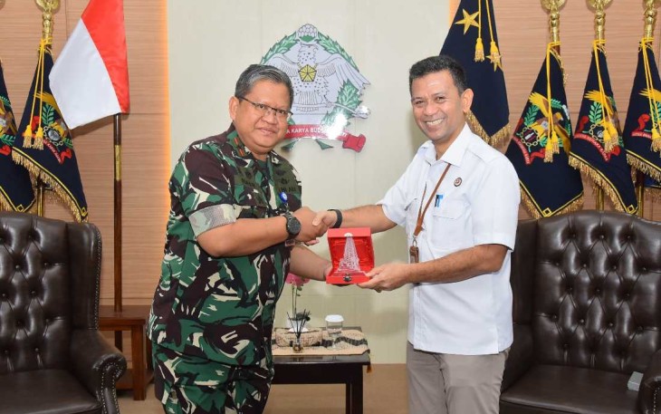 Wadan Koharmatau Marsma TNI Hadi Siswoyo memberikan cenderamata 