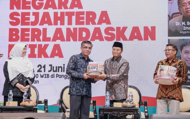 Menteri Ketenagakerjaan, Yassierli saat menjadi narasumber kunci dalam Forum Diskusi Aktual Berbangsa dan Bernegara bertema "Menghadirkan Negara Sejahtera Berlandaskan Etika", yang diselenggarakan oleh Center for Indonesia Reform (CIR) di JICC Senayan, Jakarta, Sabtu (21/6/2025)