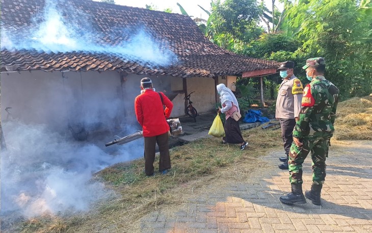 Anggota Koramil Kwadungan Dampingi Pelaksanaan Fogging