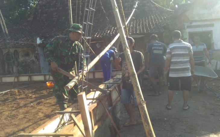 Babinsa Kodim Ponorogo Bantu Warga Bangun Musala 