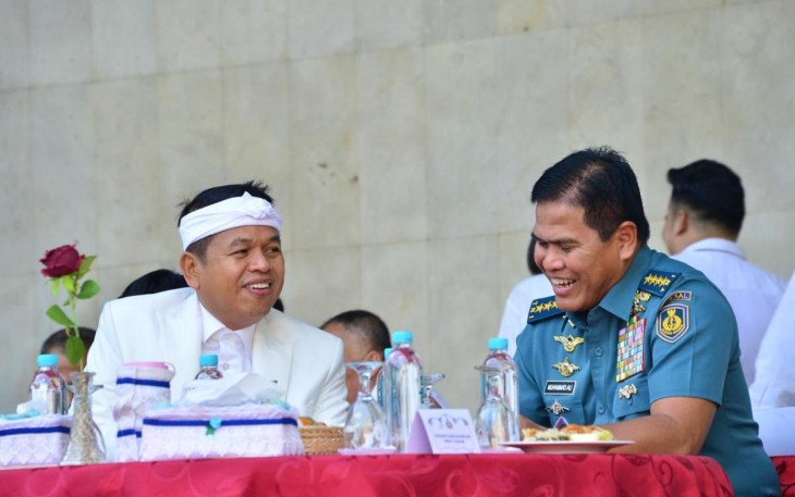 Kasal Laksamana TNI Muhammad Ali bersama Gubernur Jabar Dedi Mulyadi di Jakarta, Rabu (25/6)