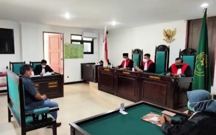Para Hakim Ad Hoc Perikanan bertugas memproses dan memutus perkara-perkara kejahatan perikanan dengan cermat dan profesional