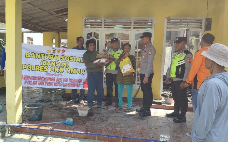 Polsek Belitang III Salurkan Bansos Untuk Korban Kebakaran Rumah
