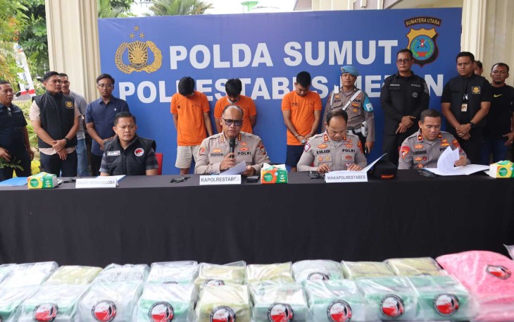 Konferensi pers penangkapan kurir narkoba