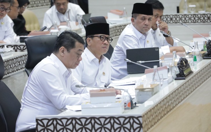Menteri Desa dan Pembangunan Daerah Tertinggal (Mendes PDT) Yandri Susanto bersama Wakil Mendes PDT Ariza Patria menghadiri Rapat Kerja dengan Komisi V DPR RI, Senin (7/7/2025)